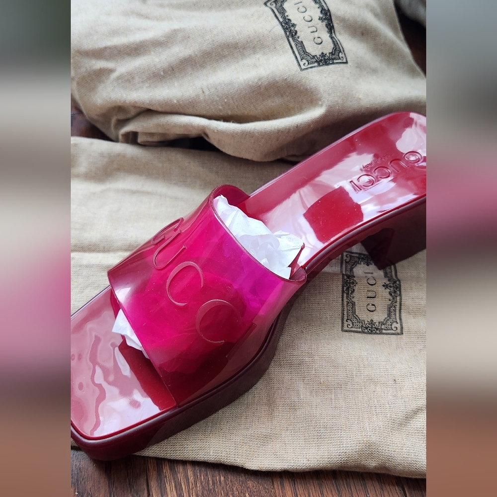 💯 Authentic Gucci Rubber Sandals